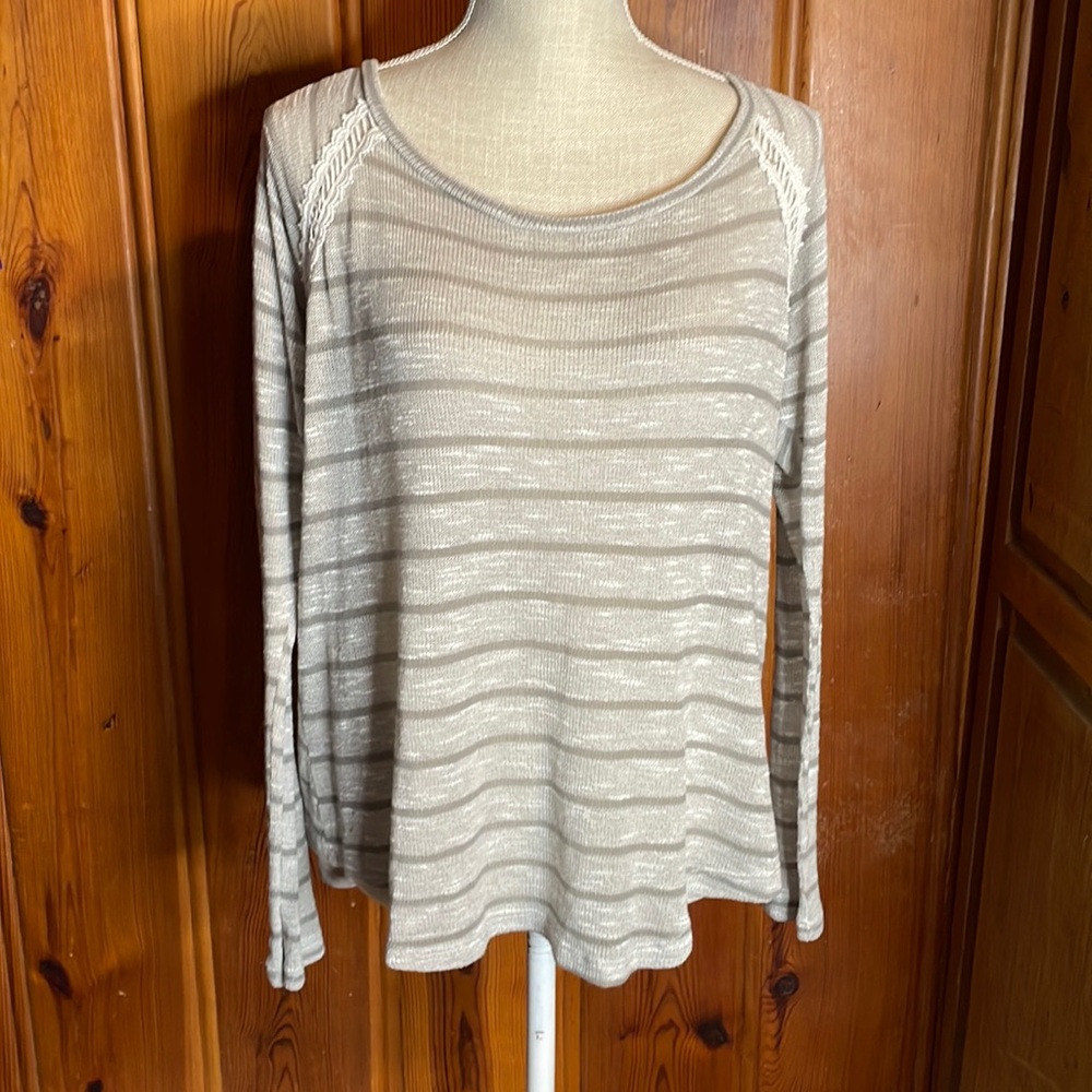 Rods Light Weight Sweater with Lace on the Spine
